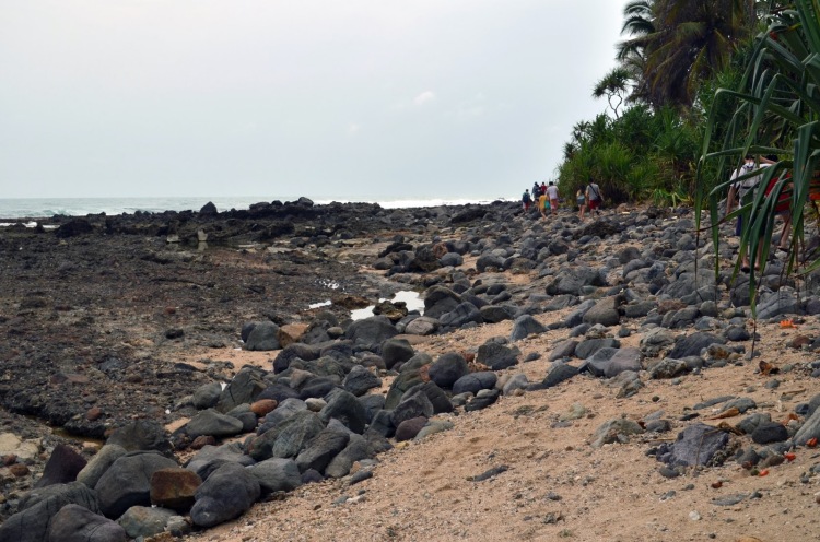 Kenampakan darat penuh bebatuan di sekitar pantai Tanjung layar atau batu dua.
